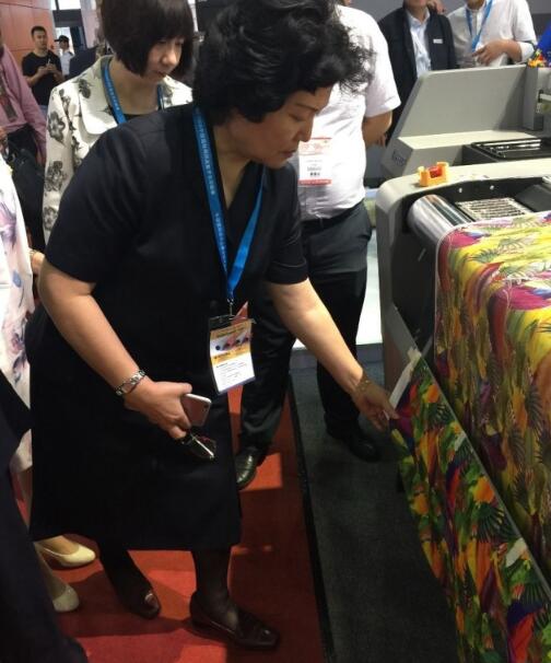 王岩镔司長仔細了解漢弘集團產品